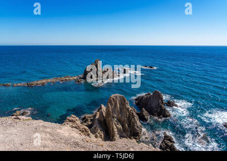 An der felsigen Küste von Cabo de Gata Nijar, Almeria, Spanien Stockfoto
