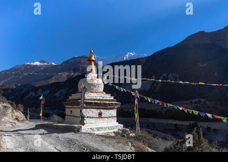 Eine buddhistische Stupa, Manang Dorf auf dem Weg Annapurna treck Himalaya Nepal Stockfoto