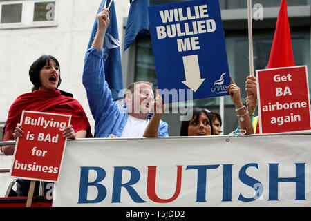 British Airways Personal Proteste auf einem offenen Bus durch die Straßen von London fahren. 20. Mai 2010. Stockfoto