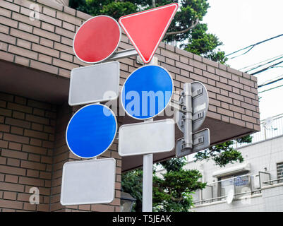 Viele Verkehrszeichen Sicherheit blau rot leer Pol auf Kreuzung Stockfoto