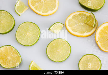 Gesunde Lebensmittel voller Vitamine auf den Tisch Stockfoto