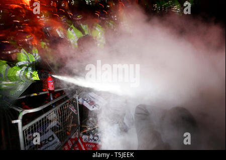 Protesters clash mit Bereitschaftspolizei außerhalb der israelischen Botschaft. Nationale Palästina Demonstration. London. 10. Jan 2009. Stockfoto