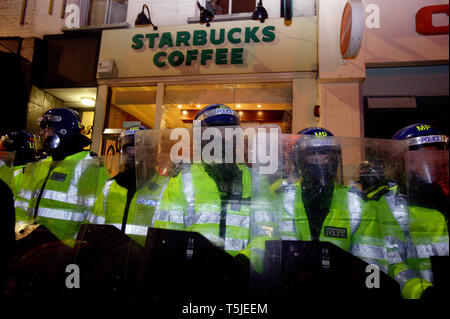 Protesters clash mit Bereitschaftspolizei außerhalb der israelischen Botschaft. Nationale Palästina Demonstration. London. 10. Jan 2009. Stockfoto