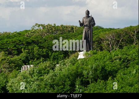 Eine große Statue auf einem Hügel in der Nähe des Uluwatu Tempels (Pura Luhur Uluwatu) auf der Halbinsel Bukit in Bali, Indonesien Stockfoto