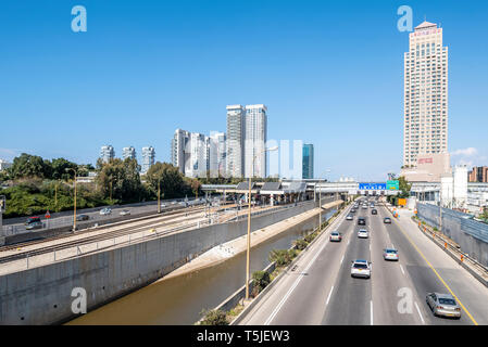 Israel, Tel Aviv-Yafo - 23. Februar 2019: Ayalon Highway Stockfoto