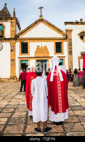 Leute in Kostümen vor der Kathedrale feiern Karfreitag - Oeiras ist als die "Hauptstadt des Glaubens bekannt" (Piaui, Brasilien) Stockfoto