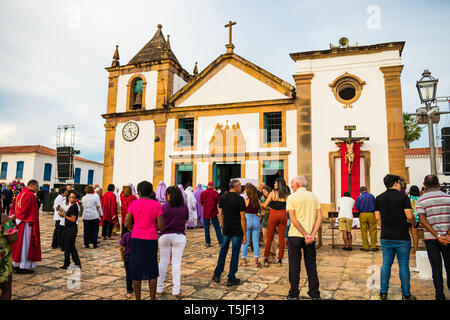 Menschen vor der Kathedrale während Karfreitag - Oeiras ist als die "Hauptstadt des Glaubens bekannt" (Piaui, Brasilien) Stockfoto