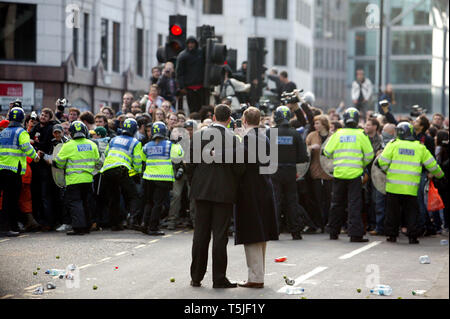 Smart City Banker Foto die Demonstranten in der Nähe der Bank von England im Vorfeld des G20-Gipfels. London. 1.4.09 Stockfoto