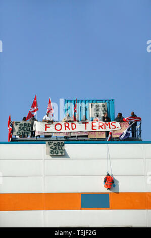 Entlassene Arbeiter aus dem Auto Komponenten Unternehmen Visteon das Dach Ihres ehemaligen Arbeitgebers einnehmen. Enfield, nördlich von London. 2. April 09. Stockfoto