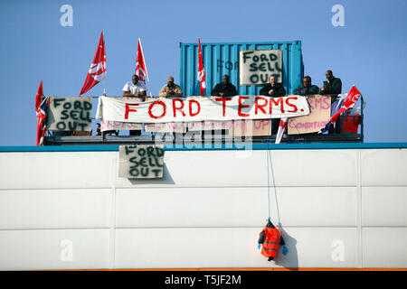 Entlassene Arbeiter aus dem Auto Komponenten Unternehmen Visteon das Dach Ihres ehemaligen Arbeitgebers einnehmen. Enfield, nördlich von London. 2. April 09. Stockfoto