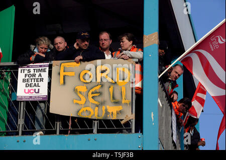 Entlassene Arbeiter aus dem Auto Komponenten Unternehmen Visteon das Dach Ihres ehemaligen Arbeitgebers einnehmen. Enfield, nördlich von London. 2. April 09. Stockfoto