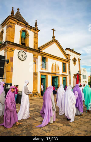 Leute in Kostümen vor der Kathedrale feiern Karfreitag - Oeiras ist als die "Hauptstadt des Glaubens bekannt" (Piaui, Brasilien) Stockfoto