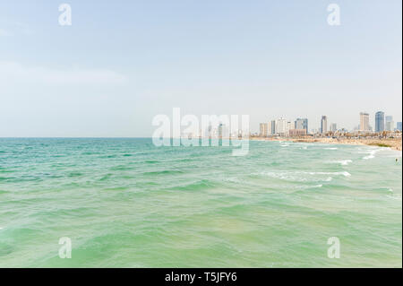 Israel, Tel Aviv-Yafo - 24. April 2019: Stadtbild von Tel Aviv von Jaffa genommen Stockfoto