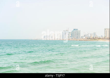 Israel, Tel Aviv-Yafo - 24. April 2019: Stadtbild von Tel Aviv von Jaffa genommen Stockfoto