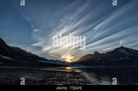 Grönland, Sermersooq, Kulusuk, Schweizerland Alpen, Sonnenuntergang an der Küste Stockfoto