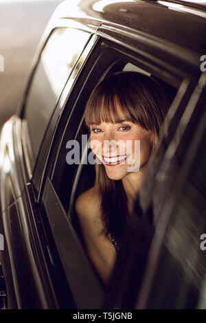 Schöne Frau im Auto sitzen Stockfoto