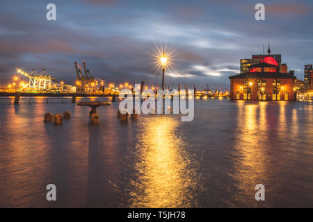 Deutschland, Hamburg, Altona, Fischmarkt bei Hochwasser Stockfoto