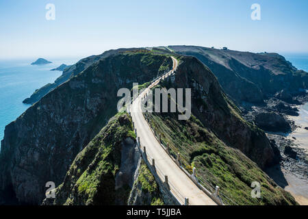 Grossbritannien, Kanalinseln, Straße, welche die Landenge von größeren und kleinen Sark Stockfoto