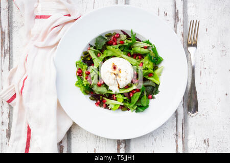 Orientalischer Salat mit Minze, Pistazien, Granatapfel Samen und burrata Stockfoto