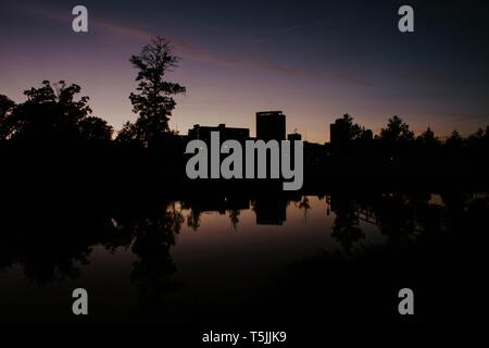 Ein Park in der Stadt mit See Spiegelung der Gebäude bei Sonnenaufgang Stockfoto