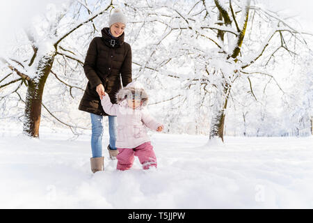 Glückliche Mutter mit Tochter im Winter Landschaft Stockfoto