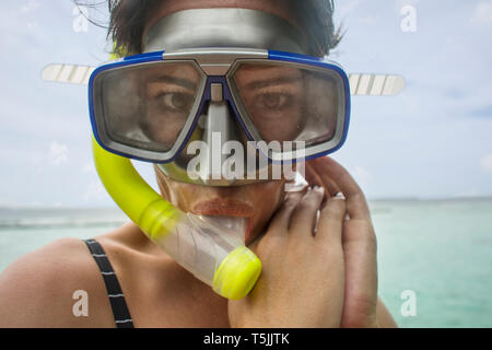 Portrait von Frau mit Schnorchel und Taucherbrille Stockfoto