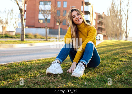 Portrait von lächelnden jungen Frau tragen gelbe rollkragen pullover Stockfoto