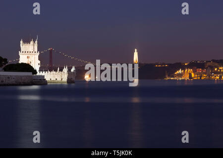 Portugal, Lissabon, Torre de Belem und der Brücke Ponte 25 de Abril Stockfoto