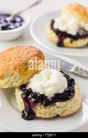 Traditionelle englische frisch gebackenen Scones mit Marmelade und Sahne Stockfoto