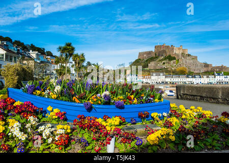 Grossbritannien, Kanalinseln, Jersey, die Stadt Mont Orgueil und sein Schloss, Blumenstrauß in einem Boot Stockfoto