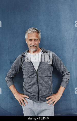 Portrait von reifer Mann stand vor der Turnhalle Stockfoto