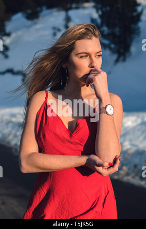 Porträt der jungen Frau das Tragen der roten Sommerkleid im Winter Stockfoto