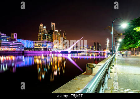 Argentinien, Buenos Aires, Puerto Madero, Blick auf die moderne Architektur bei Nacht Stockfoto