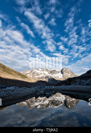 Grönland, Sermersooq, Kulusuk, Schweizerland Alpen, Mann am See mit den Bergen im Wasser widerspiegelt Stockfoto