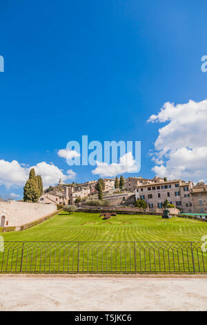 Italien, Umbrien, Assisi, Stadt, Gebäude und Garten von der Basilika des Heiligen Franziskus von Assisi Stockfoto