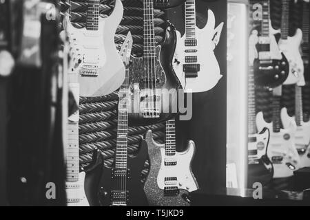 Gitarren in verschiedenen Farben im Music Store. Stockfoto