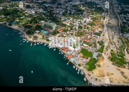 Luftaufnahme über Atitlan See Stockfoto