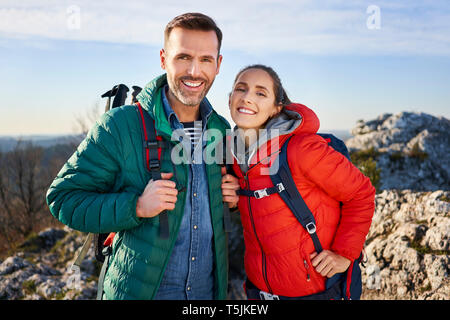Portrait von glücklichen Paares auf eine Wanderung in den Bergen Stockfoto