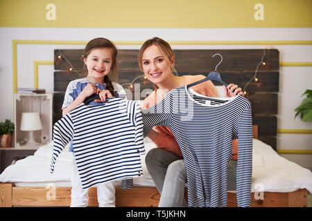 Mutter und Tochter verkleiden, passende Kleidung tragen Stockfoto