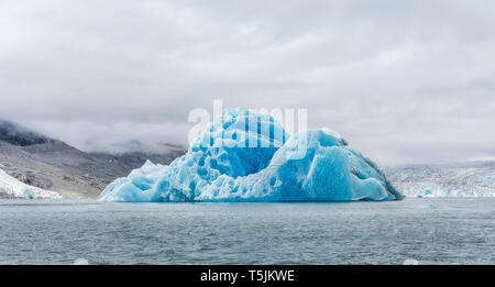 Grönland, Sermersooq, Kulusuk, Schweizerland Alpen, Eisberg im Wasser Stockfoto
