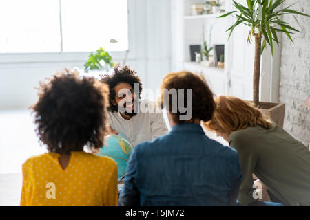 Freunde treffen Urlaub planen Stockfoto