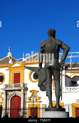 Blick auf die Stierkampfarena mit einem Matador Statue im Vordergrund, Sevilla, Sevilla Provinz, Andalusien, Spanien, Europa Stockfoto