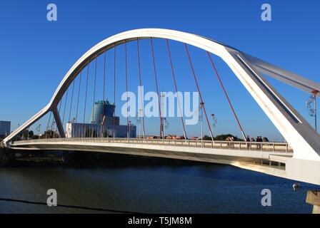 Ansicht der Barqueta Brücke (Puente de La Barqueta) über den Guadalquivir Fluss, Sevilla, Sevilla Provinz, Andalusien, Spanien. Stockfoto