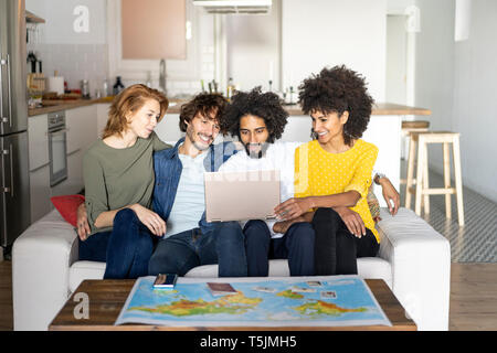 Freunde treffen Urlaub zu planen, Kontrolle Karte Stockfoto
