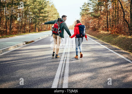 Glückliches Paar in der Mitte eines leeren Weg in den Wald Stockfoto