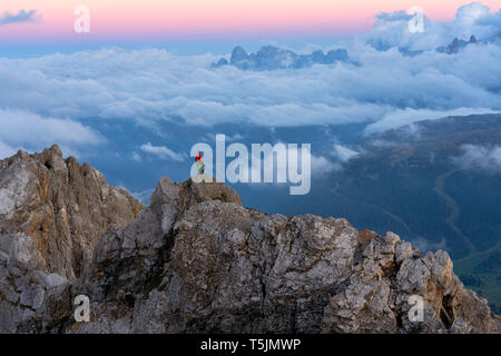 Italien, Venetien, Dolomiten, Alta Via Bepi Zac, Bergsteiger auf Pale di San Martino die Berge bei Sonnenuntergang Stockfoto