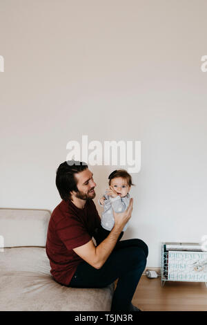 Lächelnd Vater mit Baby Mädchen zu Hause Stockfoto