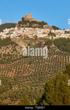 Spanische traditionelle Dorf bei Sonnenuntergang. Segura de la Sierra. Spanien Stockfoto