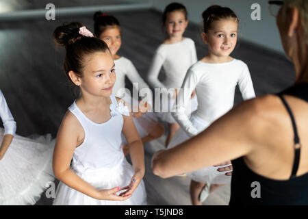 Ballett Lehrer und Schüler ballerinas Training in dance Kurs in der Schule Stockfoto