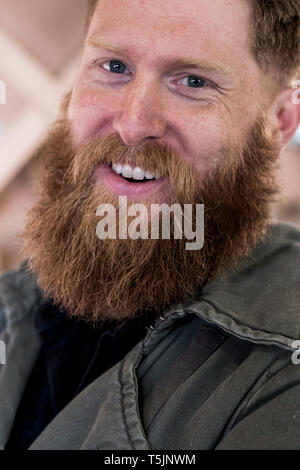 Portrait von lächelnden bärtiger Mann mit hellbraunem Haar. Stockfoto